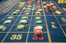 Live casino dengan permainan blackjack dan roulette asli di fujiplay88